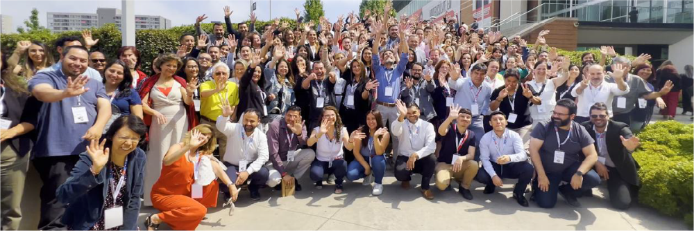 participantes y docentes asistentes posan en Encuentro Educativo 2025