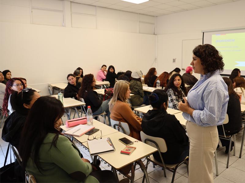 Clase de de la Escuela de Fortalecimiento Empresarial Femenino