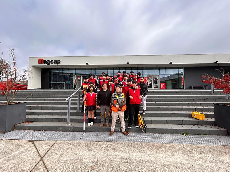 Estudiantes participando de Estación Total de INACAP Valdivia