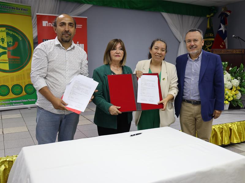 VRS, representante de la empresa y del Colegio que firmaron el convenio de colaboración Cauce