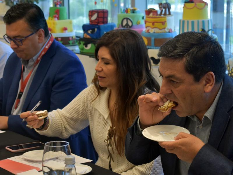 Foto probando el jurados las tortas consursantes