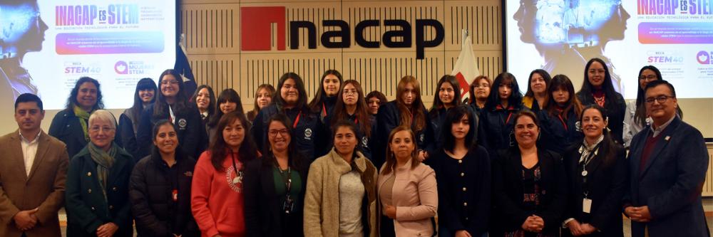 Foto grupal reconocimiento estudiantes beca STEM