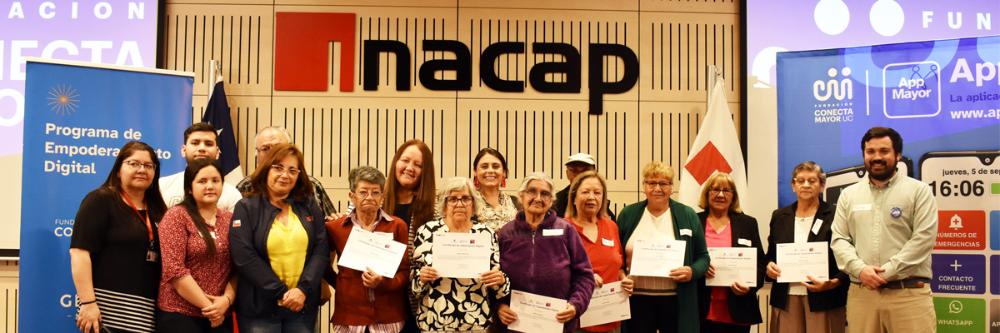 Grupo de mujeres recibiendo su diploma