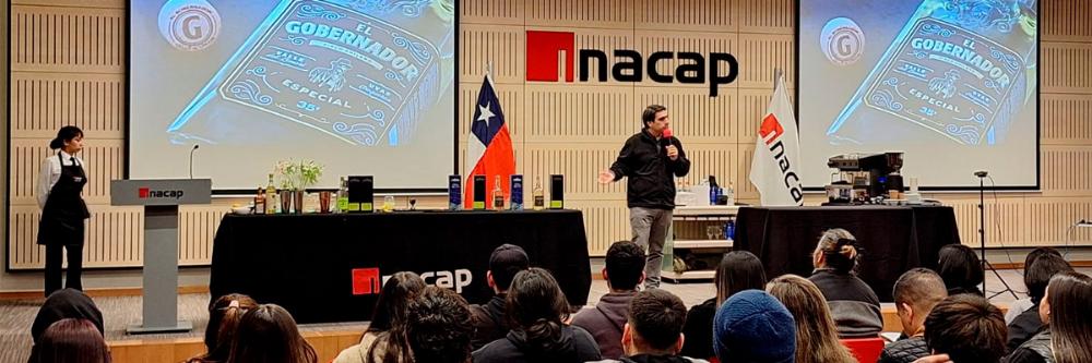 Estudiantes escuchando el relato de experto en café