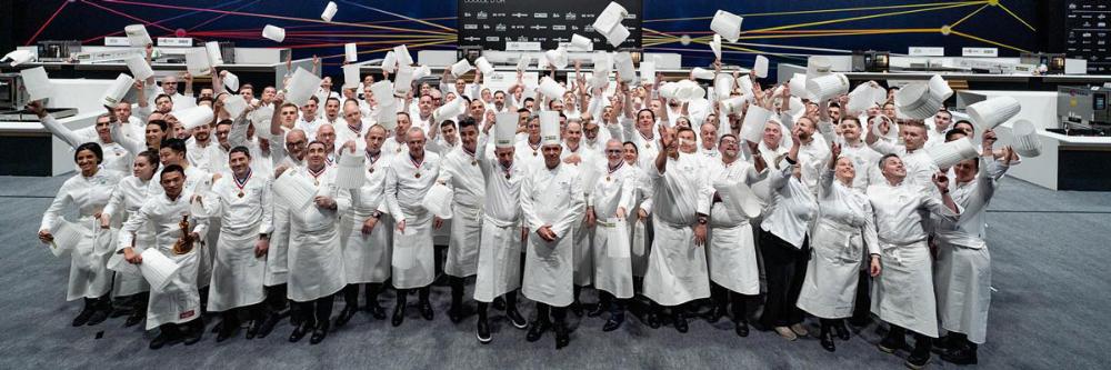 Hombres y Mujeres tirando sus gorros de Chefs hacia arriba