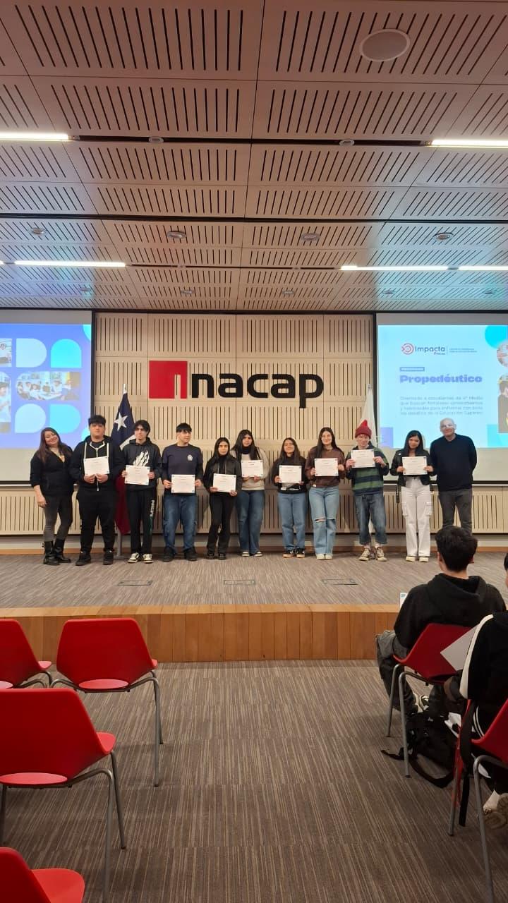 Estudiantes reciben diploma del termino del Propedéutico