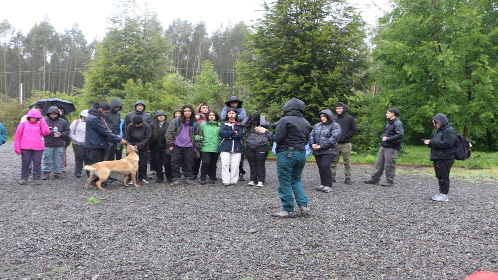 Alumnos recorriendo el Arboretum en Angostura Biobío.
