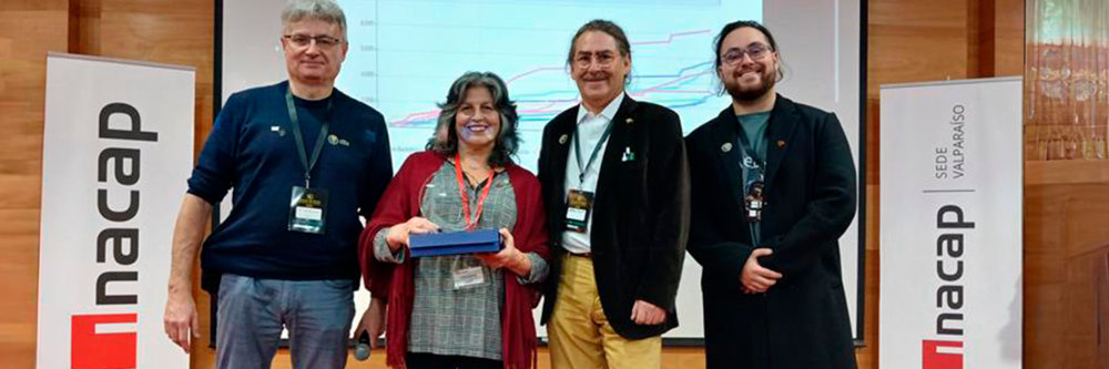 Lidia Herrera recibiendo el reconocimiento junto al equipo organizador de "Campo de Marte"