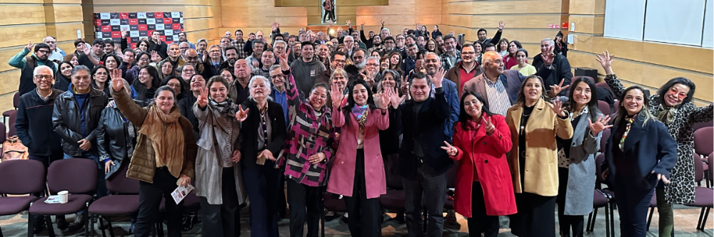 Imagen grupal de directivos y docentes en la reunión