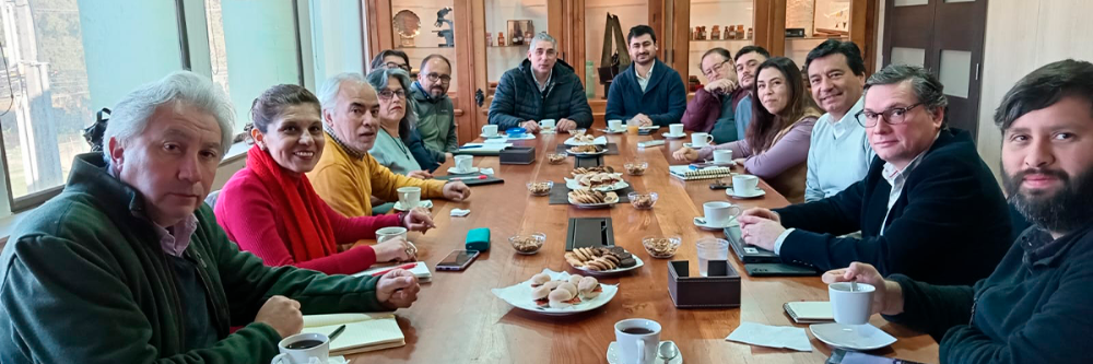 Directivos de INACAP Sede Valparaíso y Knop durante la reunión
