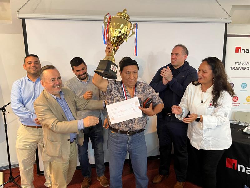 Entrega de copa y certificado al ganar de concurso mejor marraqueta