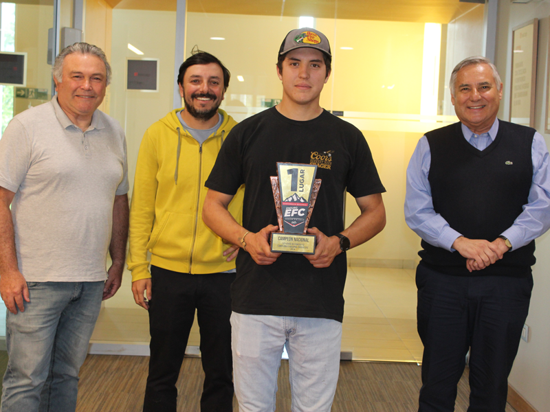 Agustín Uribe junto a Vicerrector sede Rancagua y docentes.