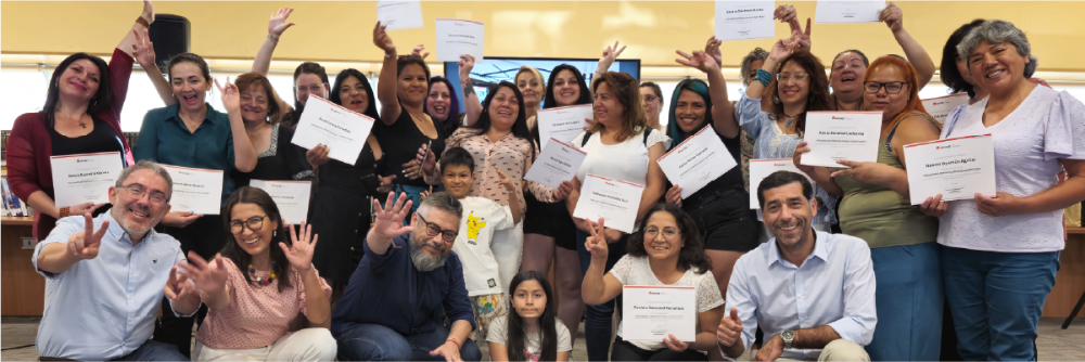 Participantes del programa Mujeres conectadas posan en ceremonia de cierre