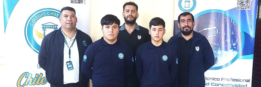 Estudiantes, docente y directivo del Colegio Chile Norte