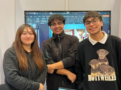 estudiantes posan frente a la cámara y sonríen en medio de la Feria de proyectos innovadores de INACAP Sede Santiago Sur