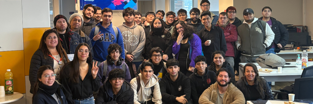 Estudiantes de INACAP Santiago Sur sonríen y posan frente a la cámara en visita a empresa Orión