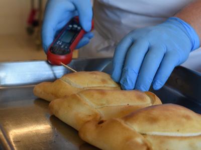 Tomando temperatura a la empanada