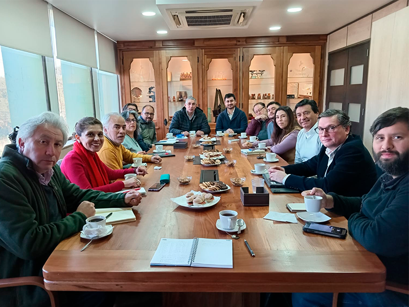 Directivos de INACAP Sede Valparaíso y Knop durante la reunión