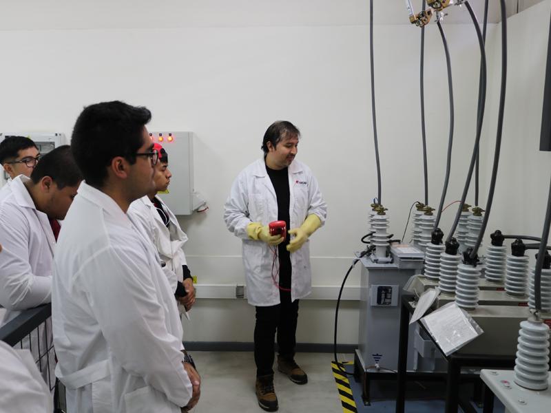 Estudiantes de Electricidad con el coordinador de carrera