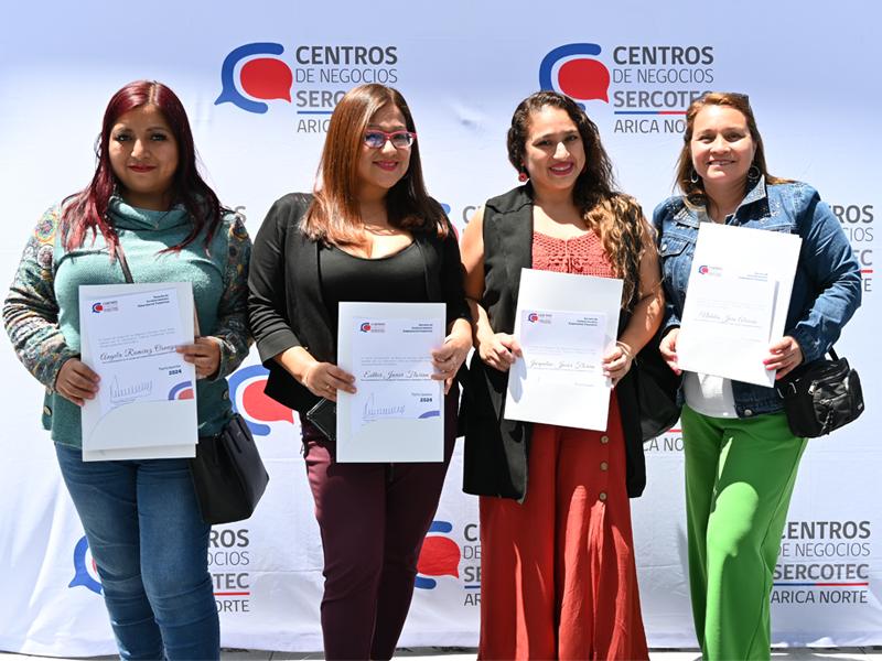 Grupo de mujeres certificadas en Comercialización Digital en Escuela de Fortalecimiento Empresarial Femenino