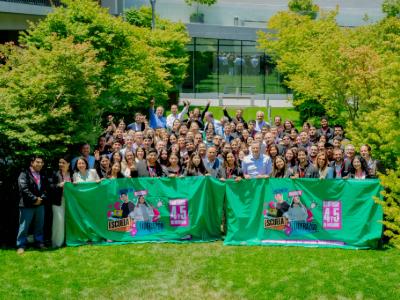 Grupo de jóvenes en un jardín