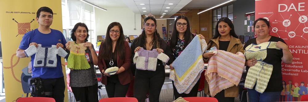 El Club Estudiantil de Tejido Solidario de INACAP Sede Iquique, entregó una donación de ajuares tejidos al Programa Chile Crece Contigo del Hospital Regional Doctor Ernesto Torres Galdames