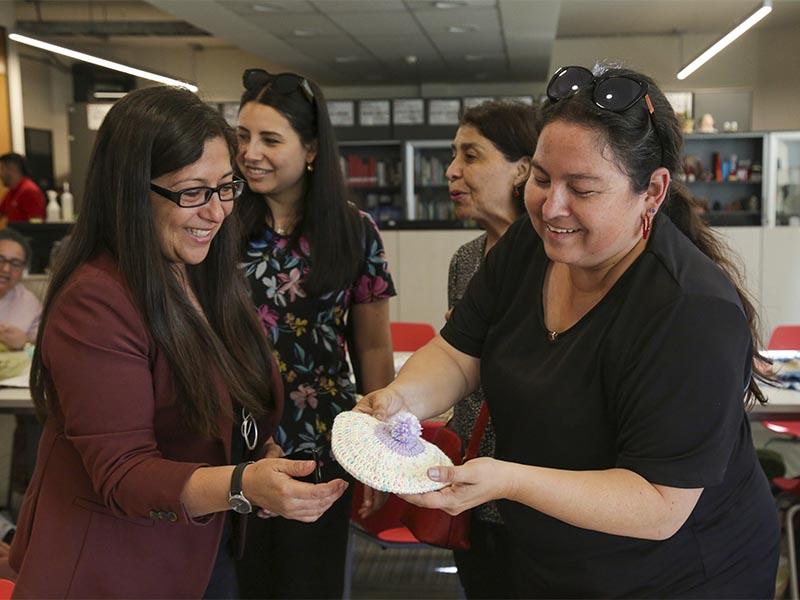 El Club Estudiantil de Tejido Solidario de INACAP Sede Iquique, entregó una donación de ajuares tejidos al Programa Chile Crece Contigo del Hospital Regional Doctor Ernesto Torres Galdames