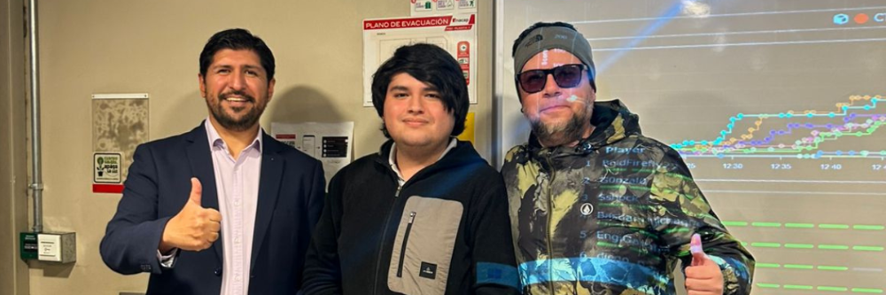 estudiantes posan junto sonriendo levantando sus dedos pulgares