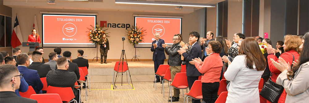 Fotografía de la ceremonia de entrega de titulaciones, que se desarrolló en el auditorio de la Sede.