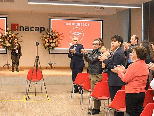 Fotografía de la ceremonia de entrega de titulaciones, que se desarrolló en el auditorio de la Sede.