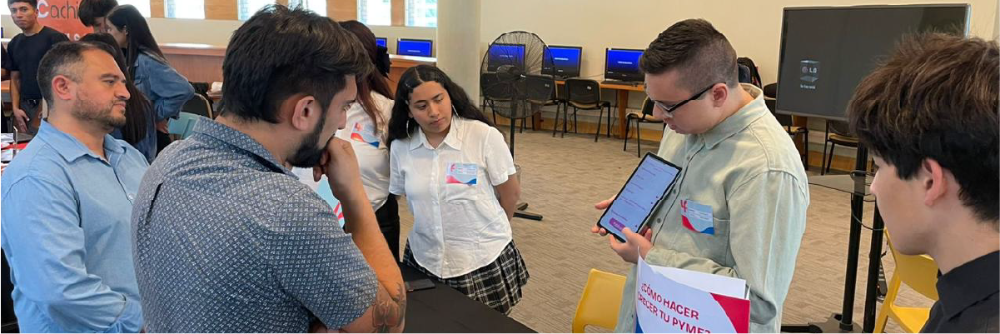 estudiantes presentan proyectos digitales