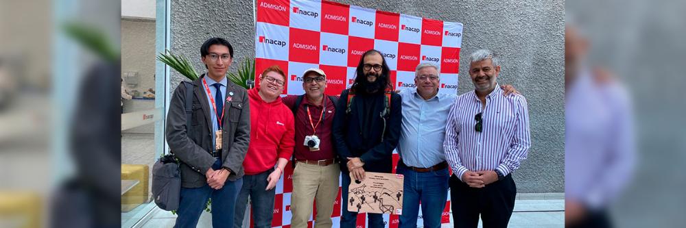 Hombres posando felices con Marcelo Lagos en visita a Sede INACAP Calama