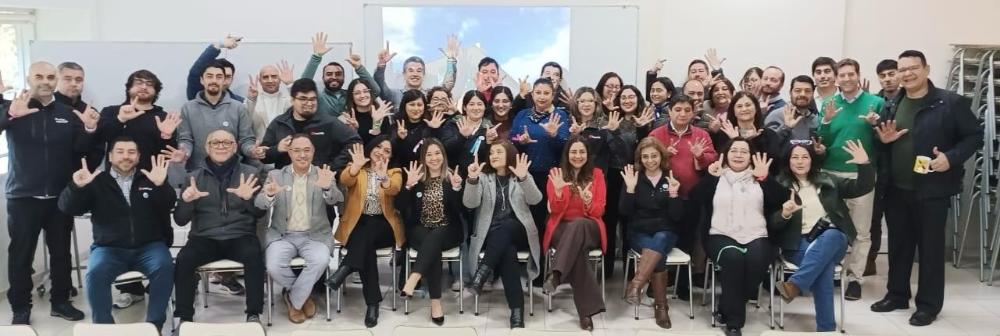 Persona en un escenario hablando al público